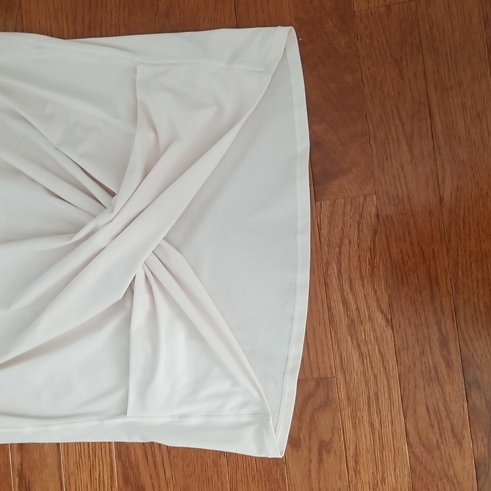 Lululemon Cream Twist Front Cropped Top - Picture 5 of 6
